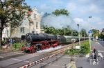 Mit einem Sonderzug nach Boppard passiert 001 150 den Bü Lessingstraße in der Ausfahrt aus Bonn Hbf. (02.09.2017) <i>Foto: Joachim Schmidt</i>