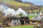 Am 11. November 2015 verstarb der bekannte Lokführer und Eisenbahnfotograf Günter Meyer (* 1. Februar 1927) aus Aue (Sachs). Aus Dankbarkeit für seine langjährige Unterstützung und als Zeichen der Anteilnahme schickte die Pressnitztalbahn zur Trauerfeier am 17. November die 86 1333 aus Glauchau nach Aue. Vom Anschlussgleis der Nickelhütte in Aue verabschiedete sie den großen Sohn der Stadt mit einem minutenlangen Pfiff, der so manchem Teilnehmer der Feier auf dem nahen Nicolaifriedhof die Tränen in die Augen trieb. Anschließend fuhr die 86 1333 mit einem Sonderzug über Markersbach nach Cranzahl über eine Strecke, auf der einst auch Günter Meyer regelmäßig Dienst getan hatte.  (17.11.2015) <i>Foto: Joachim Schmidt</i>