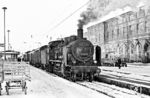 Die Magdeburger 38 1100 (Zweitbesetzung, ex PKP Ok1-30) an einem winterlichen Januartag des Jahres 1968 in Magdeburg Hbf.  (11.01.1968) <i>Foto: Klaus Kieper, Slg. Holzborn</i>