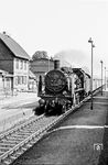 38 1580 der Einsatzstelle Wriezen mit einem Personenzug im Bahnhof Ahrensfelde im Nordosten Berlins. Entgegen der Bezeichnung befand sich der Bahnhof nie auf Ahrensfelder Gebiet. Anfangs gehörte das Bahnhofsgelände zum Gutsbezirk Falkenberg, welcher mit dem Groß-Berlin-Gesetz ab 1920 Ortsteil des Bezirks Weißensee wurde.  (07.07.1969) <i>Foto: Klaus Kieper, Slg. Holzborn</i>