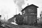 Auf der Ostertour 1971 wurde nach einem Tag an der Strecke Aschaffenburg - Miltenberg auf dem Weg nach Crailsheim kurz in Lauda vorbeigeschaut, wo am frühen Morgen 064 519 einige Rangierarbeiten erledigte. Das Wärterstellwerk 2 aus dem Jahr 1889 ging kurze Zeit später außer Betrieb. (03.04.1971) <i>Foto: Wolfgang Bügel</i>