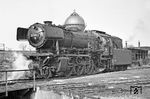 Angekommen in Crailsheim setzte 023 005 im Bw gerade von der Drehscheibe zurück in die Freigleise. (03.04.1971) <i>Foto: Wolfgang Bügel</i>