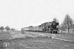 Nach einem schnellen Wechsel an die Heilbronner Strecke wurde am westlichen Stadtrand von Crailsheim bei Altenmünster 023 029 mit dem E 1559 aus Heilbronn erwartet. (03.04.1971) <i>Foto: Wolfgang Bügel</i>