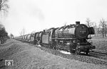 Mit gefährlicher Fracht waren 044 402 (ex 44 1402 vom Bw Rottweil) und 051 415 vom Bw Heilbronn vor dem Dg 6744 bei Großaltdorf unterwegs. (03.04.1971) <i>Foto: Wolfgang Bügel</i>