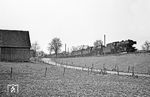 Vor dem nächsten Güterzug, dem Dg 7229 in Richtung Crailsheim, gaben sich 023 031 und 051 238 die Ehre. Bei Gaugshausen deutete die gemächliche Fahrweise darauf hin, dass der Zug im nächsten Bahnhof, also in Eckartshausen-Ilshofen, in die Überholung ging. Also ab ins Auto, das oben am Bahnübergang stand, und ab nach Ölhaus. (03.04.1971) <i>Foto: Wolfgang Bügel</i>