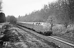 Kurz darauf brummte der Grund für die Überholung des Dg 7229 vorbei: 220 010 mit dem E 1655 (Stuttgart - Nürnberg - Bayreuth - Hof) bei Ölhaus. (03.04.1971) <i>Foto: Wolfgang Bügel</i>