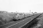 Fast eine willkommene Abwechselung bei den vielen Dampfloks war die Würzburger 220 015 vor dem E 1654 (Hof - Stuttgart) nahe der Gemarkung Ölhaus. (03.04.1971) <i>Foto: Wolfgang Bügel</i>
