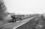 Auch wenn's langsam langweilig wird, aber es kam damals tatsächlich ein Güterzug nach dem anderen, so dass keine Zeit blieb, die Fotostelle zu wechseln. Jetzt war es 050 922 (Bw Heilbronn) mit dem Dg 6749 in Richtung Schwäbisch Hall. (03.04.1971) <i>Foto: Wolfgang Bügel</i>