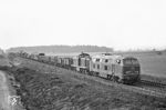Und schon wieder eine Doppelbespannung, diesmal aber mit Diesel: Die Ulmer 216 099 und die Heilbronner 290 006 brummen bei Ölhaus mit dem Dg 6746 Richtung Crailsheim. Der Lokführer der Vorspannlok grüßt freundlich aus dem Fenster, da die Fotografen nicht gleich wieder die Kamera sinken ließen, als die Diesel-Stinker erschienen. (03.04.1971) <i>Foto: Wolfgang Bügel</i>