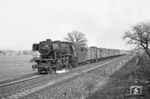 Beim Blick in die Gegenrichtung an derselben Stelle erscheint 023 039 vor dem P 3734 nach Heilbronn bei Ölhaus.  (03.04.1971) <i>Foto: Wolfgang Bügel</i>