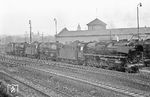 Am Rande des Bw Crailsheim warteten 044 552 (ex 44 1552) vor 044 558 (ex 44 1562) und 044 402 (ex 44 1402) im letzten Tageslicht auf Reparatur- oder Fristarbeiten.  (03.04.1971) <i>Foto: Wolfgang Bügel</i>