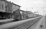 Von Crailsheim aus ging es zur Übernachtung in die Jugendherberge nach Schwäbisch Hall. Im Bahnhof Schwäbisch Hall-Hessental konnte um 19.40 Uhr noch die Crailsheimer 044 374 (ex 44 1374) vor einem Güterzug erlegt werden. (03.04.1971) <i>Foto: Wolfgang Bügel</i>