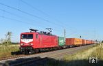 143 020 der Salzland Rail Service GmbH Schönebeck (Elbe) mit einem Containerzug von Hamburg nach Halle (Saale) in Stumsdorf an der Bahnstrecke Halle (Saale)–Köthen–Magdeburg. (08.09.2025) <i>Foto: Ralf Opalka</i>