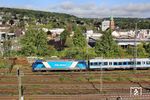 101 033 mit RE Ersatzzug 21605 aus Venlo/NL vor der Wuppertaler Stadtkulisse mit dem Nützenberg in Wuppertal-Steinbeck. (14.09.2025) <i>Foto: Wolfgang Bügel</i>