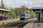 In Wuppertal-Vohwinkel wird der RE 13 Ersatzzug 21608 nach Venlo/NL mit 101 033 von zahlreichen Fahrgästen erwartet. (14.09.2025) <i>Foto: Wolfgang Bügel</i>