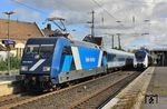 101 033 im Einsatz für die Train Charter Services (TCS) vor dem Ersatzzug RE 21608 nach Venlo/NL im Bahnhof Wuppertal-Vohwinkel. Die DB-Fernverkehrslok war im Oktober 2023 an die niederländische HappyTrain Fleet Services verkauft worden. Rechts steht die RB 17328 nach Wuppertal-Oberbarmen.  (14.09.2025) <i>Foto: Wolfgang Bügel</i>