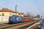 120 151 fährt in blauer Lackierung mit “ZDF Express”-Werbung vor EC 114 "Wörthersee" (Klagenfurt - Dortmund) durch den Bahnhof Maisach zwischen München und Augsburg. Ursprünglich war geplant, die Lok vor dem DB-Touristikzug zu diversen ZDF-Veranstaltungen (z.B “Wetten dass”) einzusetzen. Über das Planungsstadium kam diese Idee jedoch nie hinaus. (18.03.2006) <i>Foto: Stefan von Lossow</i>