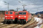 151 157 hat mit M 69958 ihr Ziel in Mittenwald erreicht und trifft dort auf 152 091. An der Rampe werden die Fahrzeuge des Gebirgsjägerbataillons 233 verladen, einer Einheit, die auf gebirgsspezifische Fähigkeiten für den Einsatz im Gelände und bei extremen Wetterbedingungen spezialisiert ist. (29.03.2006) <i>Foto: Stefan von Lossow</i>