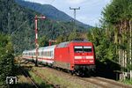 Mit dem IC 327 "Alpenland" nach Mittenwald fährt 101 106 in den Bahnhof Farchant ein. (12.09.2007) <i>Foto: Stefan von Lossow</i>