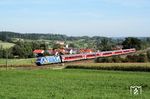 101 102 mit Werbung gegen Rassismus "Wir Menschen sind alle gleich!" vor RE 4037 (Nürnberg - München) bei Paindorf nahe Reichertshausen. (22.09.2007) <i>Foto: Stefan von Lossow</i>