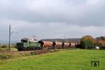 194 192 der BayernBahn Nördlingen mit einem Schotterzug bei Unterhausen nahe Weilheim in Oberbayern. (28.10.2007) <i>Foto: Stefan von Lossow</i>