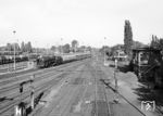01 137 fährt mit einem Sonderzug im Rahmen der "DR-Informationsfahrten" durch Berlin-Grunewald Gbf. Rechts steht das Wärterstellwerk "Gdo", das 2003 außer Betrieb ging. (10.1987) <i>Foto: Manfred Verhoolen</i>