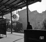 Der S-Bahnhof Savignyplatz wurde auf den typischen Berliner S-Bahn-Bögen mitten in das damals neue Wohngebiet rund um den Savignyplatz zwischen den Bahnhöfen Zoologischer Garten und Charlottenburg gebaut. Die Eröffnung fand am 1. August 1896 statt. Noch 1987 war es möglich, eine Atmosphäre wie in den 1930er Jahren zu erzeugen, auch wenn es 'nur' 01 137 ist, die mit einem Sonderzug vorbeikachelt. (10.1987) <i>Foto: Manfred Verhoolen</i>