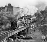 Mit einem Sonderzug dampft die DR-Traditionslok 01 137 über die Knesebeckstraße kurz vor dem S-Bahnhof Berlin Savignyplatz. (10.1987) <i>Foto: Manfred Verhoolen</i>