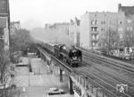 03 001 fährt mit ihrem Sonderzug auf der Berliner Stadtbahn in Richtung Zoologischer Garten durch den S-Bahnhof Savignyplatz (25.03.1985) <i>Foto: Manfred Verhoolen</i>