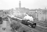 03 001 mit dem Zwickauer Traditionszug in Berlin-Spandau vor der Kulisse des Rathauses mit seinem prägnanten 80 m hohen Uhrenturm. (26.03.1985) <i>Foto: Manfred Verhoolen</i>