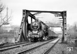 03 001 mit einem Sonderzug auf der Brücke über die Wannseebahn am Berliner Westkreuz. Links ist der Funkturm am ICC (Internationales Congress Centrum) zu sehen. (27.03.1985) <i>Foto: Manfred Verhoolen</i>