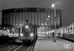 Im Mai 1986 weilte 38 1186 zu Filmaufnahmen in Berlin. Hier wartet die Lok im abendlichen Bahnhof Berlin Zoologischer Garten auf den Einsatz. (05.1986) <i>Foto: Manfred Verhoolen</i>