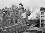 In den Häuserschluchten zwischen Berlin Zoologischer Garten und Savignyplatz ist 38 1182 an der Fasanenstraße unterwegs. (16.03.1986) <i>Foto: Manfred Verhoolen</i>