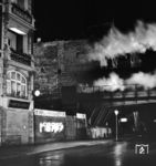 Über die zu einer Filmkulisse umgebaute Fasanenstraße dampft 38 1182 durch das nächtliche Berlin. (05.1986) <i>Foto: Manfred Verhoolen</i>