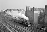 Zur "Imagepflege" veranstaltete die Reichsbahn regelmäßig Fahrten mit Dampflokomotiven in West-Berlin. Im März 1986 pendelte 38 1182 zwischen Wannsee und Zoo, hier in Höhe der Leibnizstraße in Berlin-Charlottenburg.  (19.03.1986) <i>Foto: Manfred Verhoolen</i>