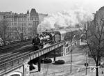 38 1182 liefert sich am Savignyplatz eine Wettfahrt mit einer S-Bahn nach Wannsee. (18.03.1986) <i>Foto: Manfred Verhoolen</i>