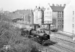 38 1182 auf der Rückfahrt zum Bahnhof Berlin Zoologischer Garten am S-Bahnhof Savignyplatz. (19.03.1986) <i>Foto: Manfred Verhoolen</i>