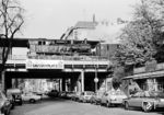 Vom 28. Oktober bis 4. November 1984 dampfte 74 1230 eine Woche lang durch West-Berlin. Zum Einsatz kam neben der zu dieser Zeit beim Bw Glauchau (Sachs) stationierten Traditionslok der „Veltener Traditionszug“, bestehend aus Einheits-Abteil- und Plattformwagen, hier an der Bleibtreustraße am Berliner Savignyplatz. (31.10.1984) <i>Foto: Manfred Verhoolen</i>