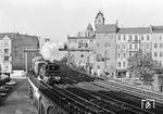 Durch die dicht bebauten Häuserzeilen an der Stadtbahn erreicht 74 1230 den Bahnhof Berlin Zoologischer Garten. (28.10.1984) <i>Foto: Manfred Verhoolen</i>