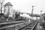 74 1230 fährt mit dem historischen Sonderzug aus Spandau am Stellwerk "Rub" in Berlin-Ruhleben Gbf vorbei. Das Stellwerk stand am südöstlichen Brückenkopf der S-Bahn-Brücke. Mit der Umgestaltung der Bahnanlagen ab Mitte der 1990er Jahre wurde die S-Bahn-Brücke etwas nach Osten verschoben. Mit dem Neubau der Brücke erfolgte der Abriss des Stellwerks im Sommer 1997. (30.10.1984) <i>Foto: Manfred Verhoolen</i>