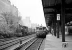 Im S-Bahnhof Savignyplatz überholt 74 1230 eine S-Bahn nach Friedrichstraße. (29.10.1984) <i>Foto: Manfred Verhoolen</i>