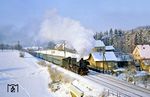 044 597 vom Bw Weiden/Oberpf mit einem Militärzug (Dgm) nach Grafenwöhr bei Neukirchen (b Sulzbach-Rosenberg). (02.1973) <i>Foto: Otto Uhlmann</i>