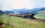 Mit einem Güterzug nach Schwandorf ist 051 575 (Bw Nürnberg Rbf) bei Neukirchen (b Sulzbach-Rosenberg) unterwegs. (04.1973) <i>Foto: Otto Uhlmann</i>