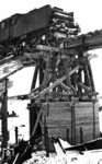 Die abenteuerlich anmutende Holzkonstruktion einer Behelfsbrücke über den Dnjepr bei Smolensk hält dem Druck einer pr. G 8 offensichtlich stand. 55 2138 vom Bw Neustettin stand in Diensten des Bw Smolensk Ost und blieb nach 1945 bei der PKP. (1942) <i>Foto: RVM (Korte)</i>