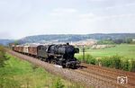 052 668 (Bw Kirchenlaibach) mit einem Nahgüterzug kurz vor dem Scheitelpunkt der Strecke östlich von Neukirchen (b Sulzbach-Rosenberg). Über die Brücke im Hintergrund führt die Bahnstrecke nach Weiden (Oberpf). (05.1973) <i>Foto: Otto Uhlmann</i>