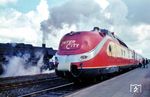 601 017/014 ist als Reisebüro-Sonderzug Dt 13320 (Frankfurt/M - Norddeich Mole) im Bahnhof Norden angekommen. Links fährt eine 50er aus. (19.08.1972) <i>Foto: Bernd Kappel</i>
