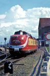 601 017/014 verlässt als Dt 13320 den Bahnhof Norden auf dem kurzen Weg nach Norddeich Mole. (19.08.1972) <i>Foto: Bernd Kappel</i>