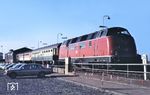 220 085 vom Bw Oldenburg vor DC 917 "Ostfriesland" (Norddeich Mole - Münster - Hagen - Siegen - Gießen - Frankfurt/M) im Bahnhof Norddeich Mole. Schon früher schafften es offenkundig ein paar Unverbesserliche von der falschen Seite in den Zug einzusteigen. (21.08.1977) <i>Foto: Bernd Kappel</i>