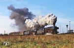Die Emder 44 1678 und 44 162 bringen den beladenen 4000t-Erzzug Gag 6972 zur Saar in Emden Rbf in Fahrt.  (19.10.1968) <i>Foto: Bernd Kappel</i>