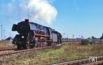 44 079 und 44 638 fahren mit dem leeren Gag 7463 in Emden Rbf ein. Die Schürzenlok 44 079 war nur vom 29.09. bis 08.11.1968 im Emden stationiert. Somit gehörte schon eine Portion Glück dazu, sie dort zu erwischen. (19.10.1968) <i>Foto: Bernd Kappel</i>